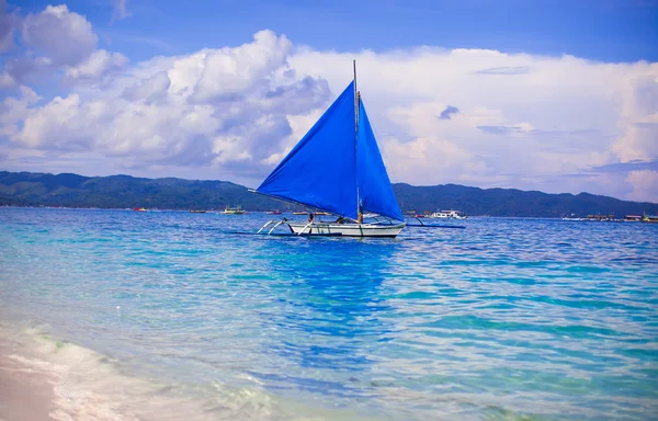 Barcos azules en la isla de Boracay en el mar, Filipinas — Foto de Stock