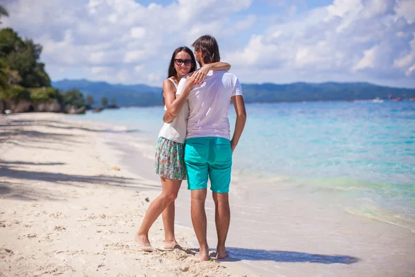 Jovem casal curtindo uns aos outros na praia exótica — Fotografia de Stock