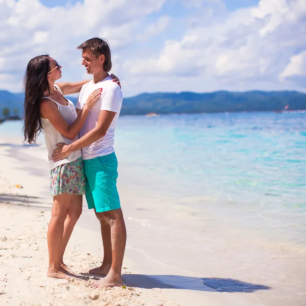 Junges Paar genießt sich am exotischen Strand — Stockfoto