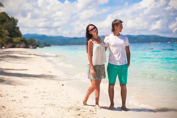 Young couple walking on sandy beach near the sea — Stock Photo, Image