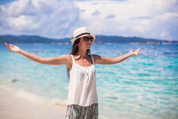 Young woman walking on white sandy beach — Stock Photo, Image