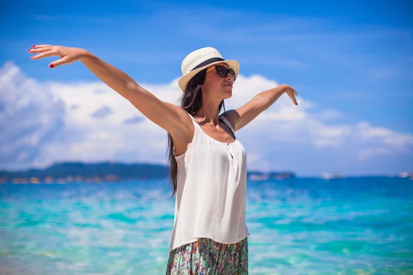 Молодая красивая женщина наслаждается отдыхом на белом тропическом пляже — стоковое фото