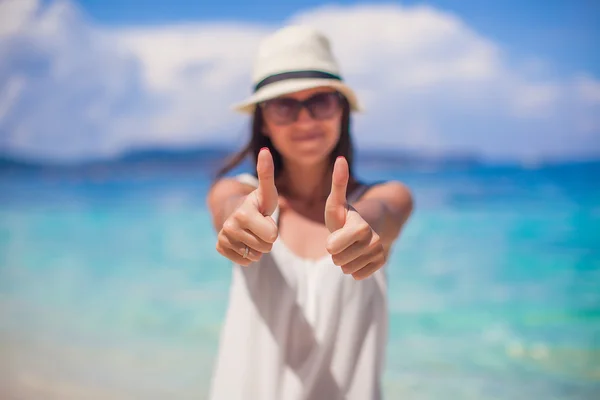 Młoda kobieta piękne przedstawienie kciuki w górze na plaży — Zdjęcie stockowe