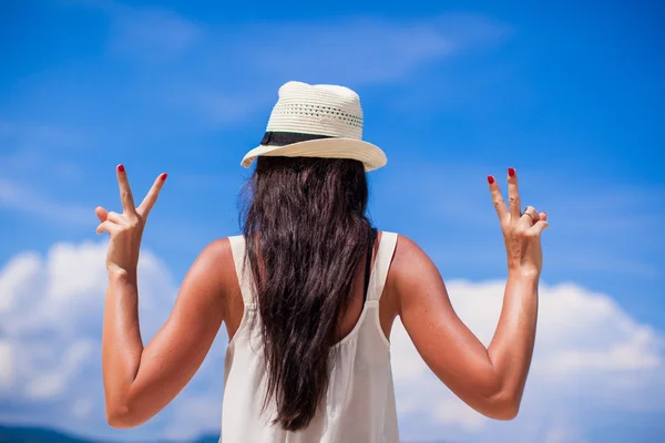 Mujer joven con las manos levantadas en la playa perfecta —  Fotos de Stock