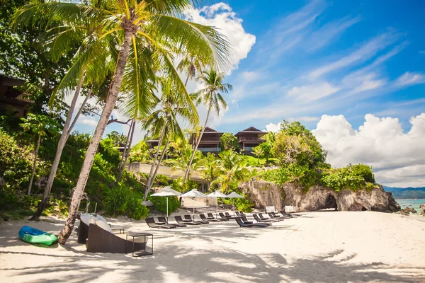 Aconchegante pequeno hotel em um resort tropical exótico — Fotografia de Stock