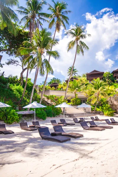 Mooi klein hotel op een tropische exotische resort — Stockfoto