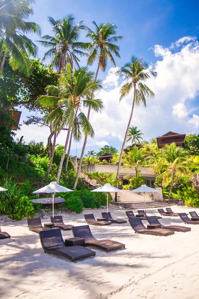 Cennet görünümü güzel tropik boş kumlu Plage şemsiye ve plaj sandalyesi ile — Stok fotoğraf
