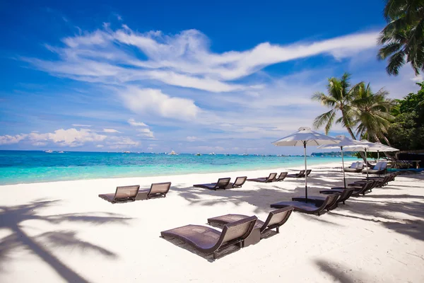 Beach wooden chairs for vacations and relax on tropical white sand plage — Stock Photo, Image