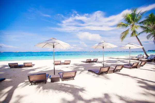 Strandkörbe aus Holz für den Urlaub und Entspannung auf tropischen weißen Sandflächen — Stockfoto