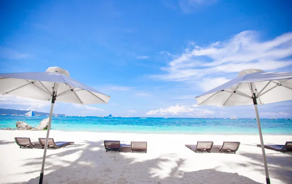 Fehér napernyő a strandon, és gyönyörű tengerre — Stock Fotó