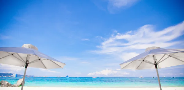 Vitt paraply på stranden bakgrunden blå havet — Stockfoto
