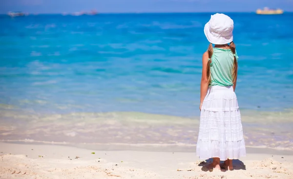 Little sweet girl on a tropical beach with turquoise water — Stock Photo, Image