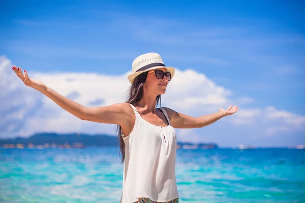Jeune belle femme profitant des vacances sur la plage tropicale blanche — Photo