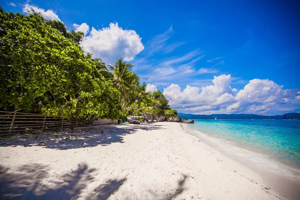 Praia branca perfeita com palmas verdes e água azul-turquesa — Fotografia de Stock