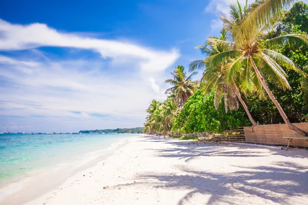 Praia tropical com belas palmas e areia branca, Filipinas — Fotografia de Stock
