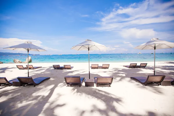 Cennet görünümü güzel tropik boş kumlu Plage şemsiye ve plaj sandalyesi ile — Stok fotoğraf