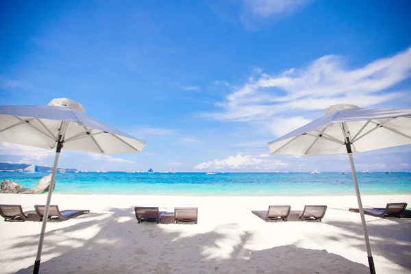 Weißer Sonnenschirm am Strand Hintergrund das blaue Meer — Stockfoto