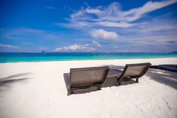 Ξαπλώστρες στο πανέμορφο νησί σε λευκή άμμο plage — Φωτογραφία Αρχείου
