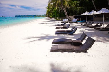 ahşap sandalyeler için tatil plaj ve tropikal beyaz kum plage üzerinde dinlenmek