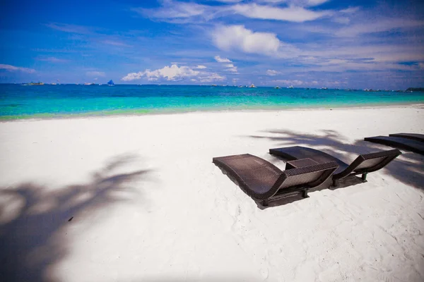 Plážová lehátka na krásný ostrov v bílém písku plage — Stock fotografie