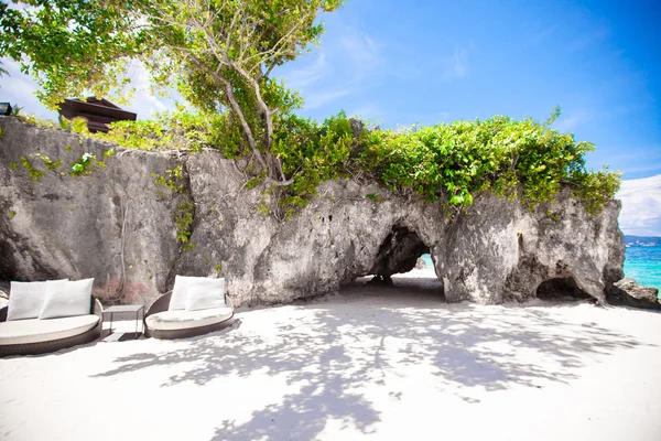 Grandes pedras lisas com água azul-turquesa na ilha paradisíaca de Boracay — Fotografia de Stock