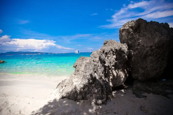 Grandes piedras lisas con agua turquesa en la isla paradisíaca —  Fotos de Stock