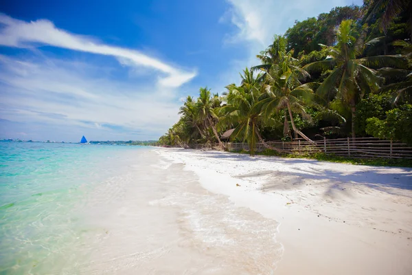 Praia tropical ideal com água azul-turquesa e areia branca — Fotografia de Stock