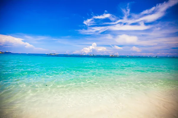 Türkisfarbenes Wasser und weißer Sand — Stockfoto