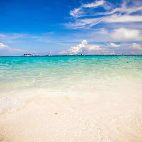Playa tropical perfecta con agua turquesa y arena blanca — Foto de Stock