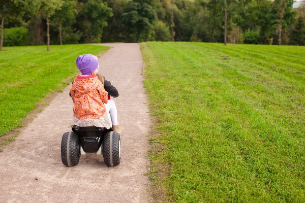 Adorabile piccole ragazze carine andare in moto al di fuori — Foto Stock