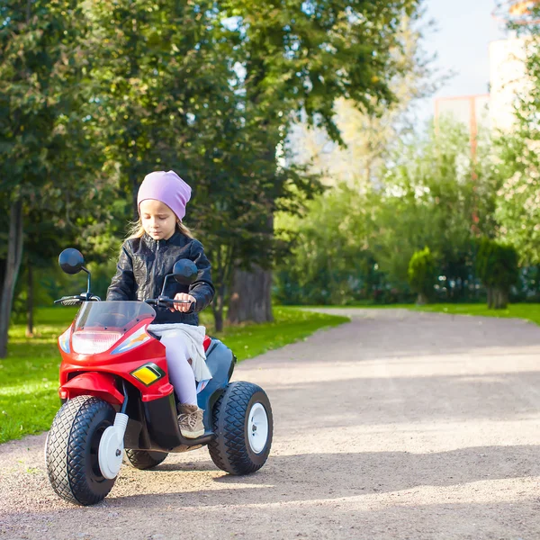 Adorable niñita montando una bicicleta para niños —  Fotos de Stock