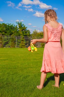 çok güzel bir kız elinde Paskalya yumurtaları