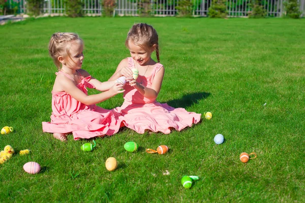 Två bedårande lilla systrar spela med påskägg — Stockfoto