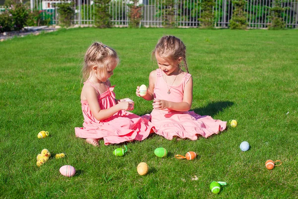 Två bedårande små flickor leker med påskägg — Stockfoto