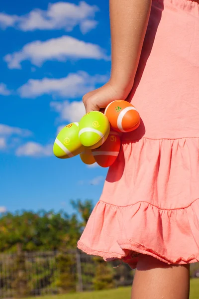 Nahaufnahme bunte Ostereier in den Händen eines kleinen hübschen Mädchens — Stockfoto