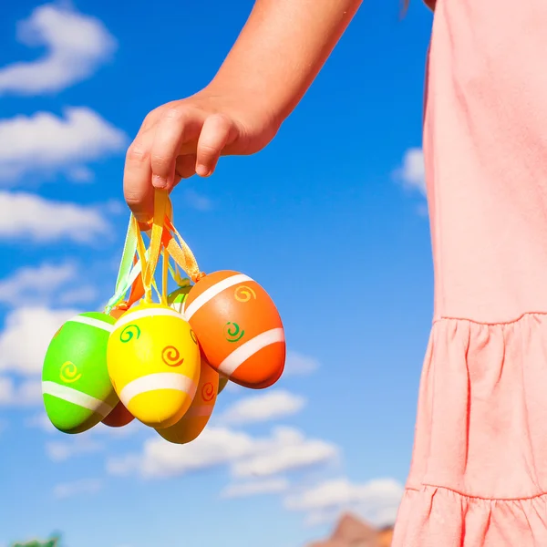 Primeros planos coloridos huevos de Pascua en las manos de la niña bonita —  Fotos de Stock