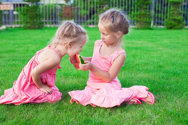 Petites filles adorables mangeant une pastèque juteuse mûre en été — Photo