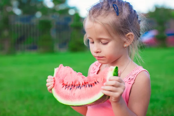 Menina comendo uma melancia suculenta madura no verão — Fotografia de Stock