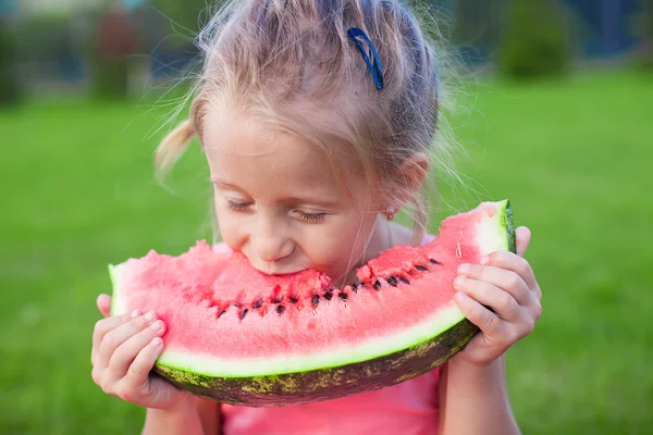 Κοριτσάκι που τρώει ένα ώριμο ζουμερό καρπούζι το καλοκαίρι — Φωτογραφία Αρχείου