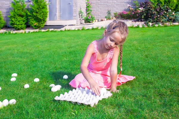 Piccola bella ragazza si sta preparando per Pasqua con un vassoio di uova bianche — Foto Stock
