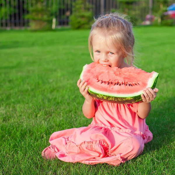 Petite fille manger une pastèque juteuse mûre en été — Photo