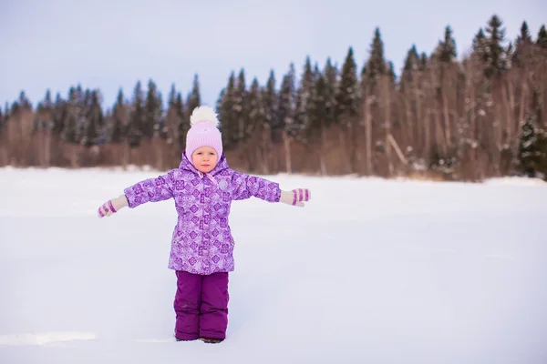 Piccola ragazza adorabile godendo di neve inverno giornata di sole — Foto Stock