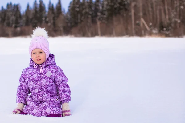 Rozkošná holčička užívat sněhu zimní slunečný den — Stock fotografie