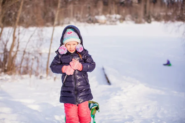 Lilla bedårande glad tjej som njuter av snö solig vinterdag — Stockfoto