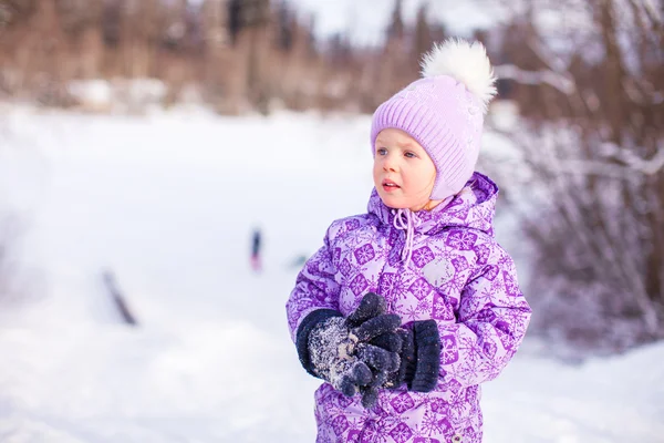 Retrato de la pequeña linda chica feliz en la nieve soleado día de invierno —  Fotos de Stock