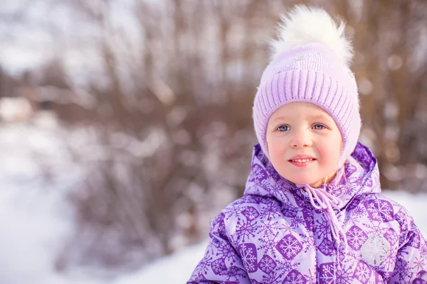Portrét roztomilý šťastný holčička ve sněhu slunný zimní den — Stock fotografie