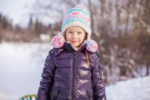 雪に覆われた森の冬の帽子の愛らしい少女の肖像画 — ストック写真