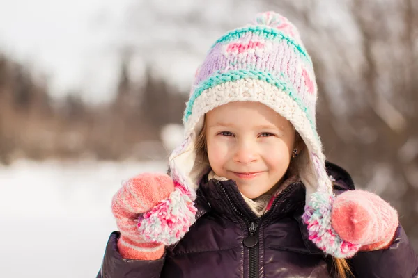 Retrato de la niña feliz adorable en la nieve día de invierno soleado —  Fotos de Stock