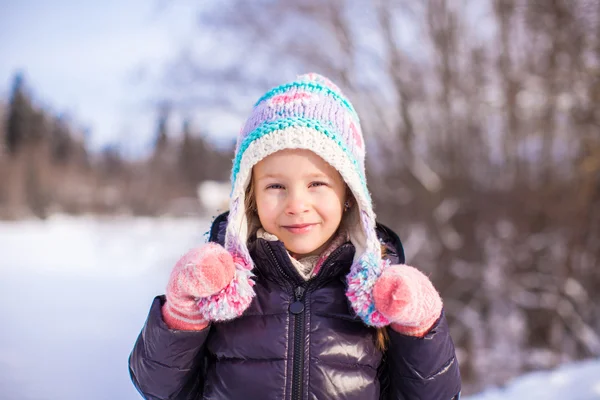 Retrato de niña adorable en sombrero de invierno en el bosque nevado —  Fotos de Stock