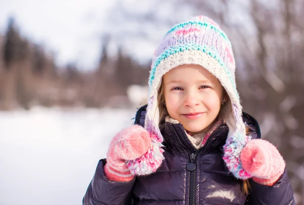 Porträtt av lilla bedårande glad tjej i snön solig vinterdag — Stockfoto